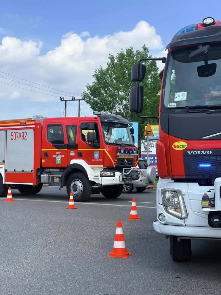 Kolizja motocykla z samochodem w Wolbromiu. Jedna osoba trafiła do szpitala