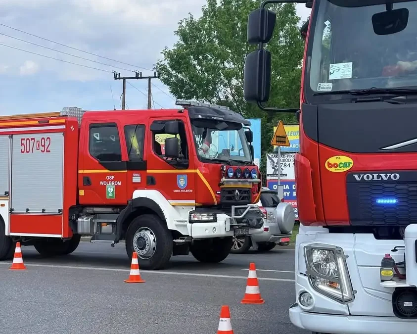 Kolizja motocykla z samochodem w Wolbromiu. Jedna osoba trafiła do szpitala