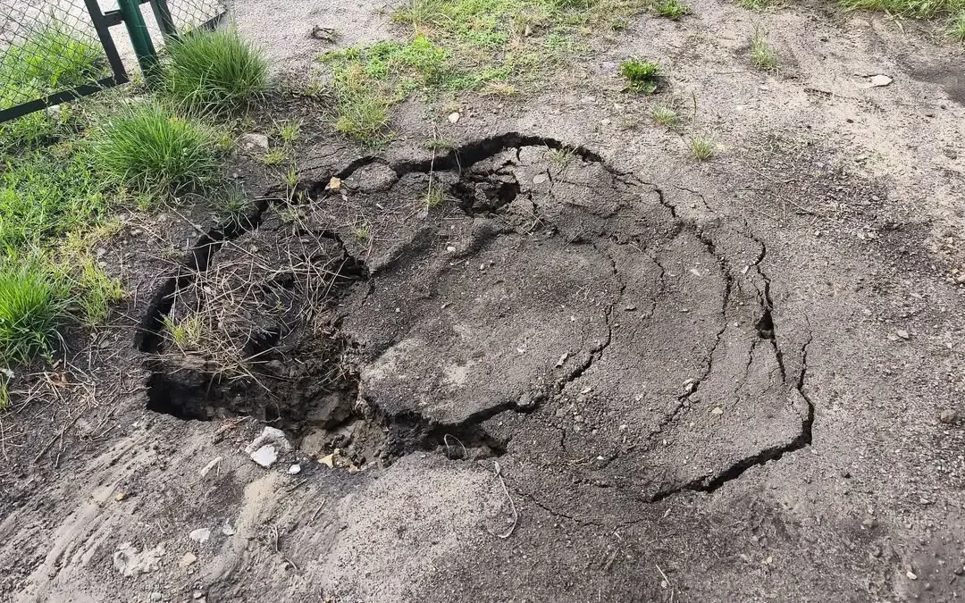 Deformacja terenu na torach w Olkuszu – służby badają przyczyny