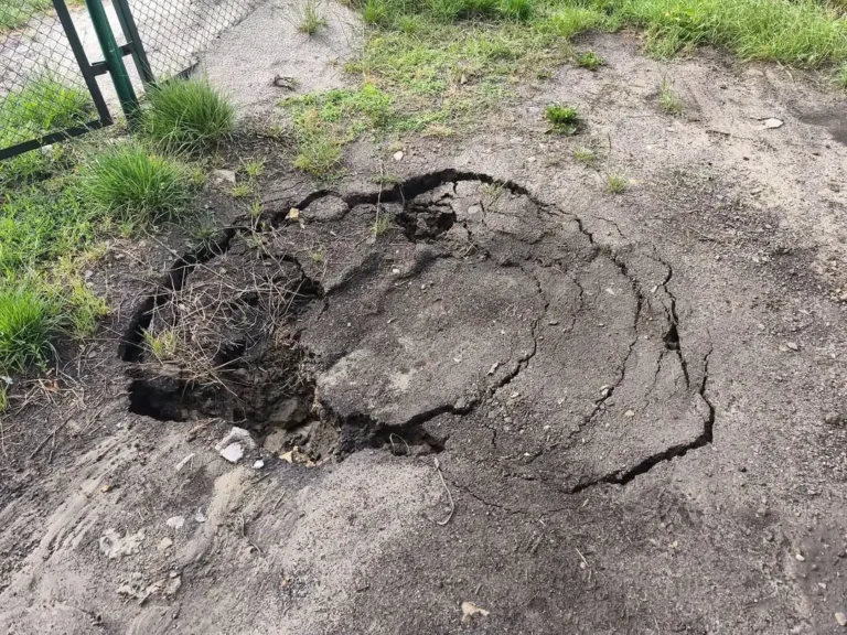 Deformacja terenu na torach w Olkuszu – służby badają przyczyny