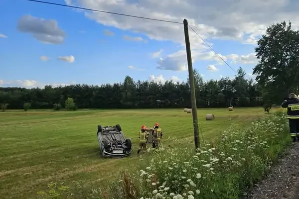 Pracowite popołudnie OSP Wolbrom – usuwanie substancji ropopochodnej i dachowanie samochodu