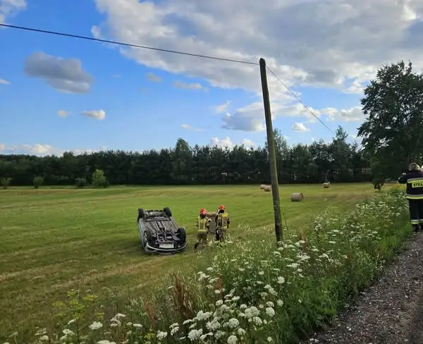 Pracowite popołudnie OSP Wolbrom – usuwanie substancji ropopochodnej i dachowanie samochodu