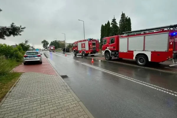 Pożar Forda Focus na parkingu cmentarza w Wolbromiu – interwencja straży