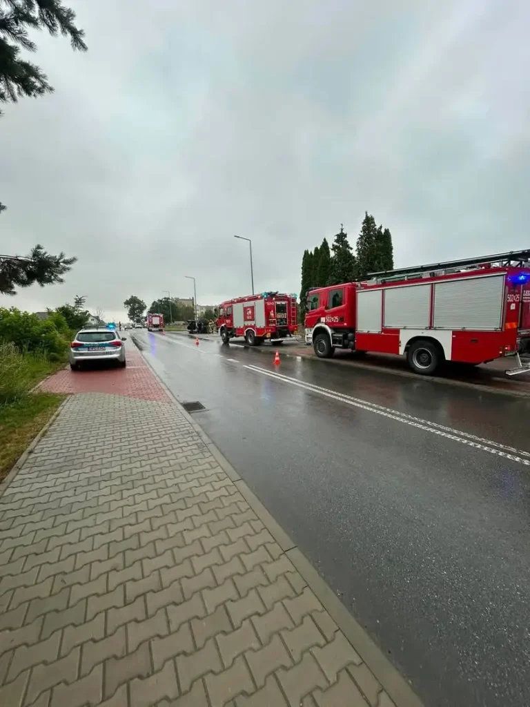 Pożar Forda Focus na parkingu cmentarza w Wolbromiu – interwencja straży
