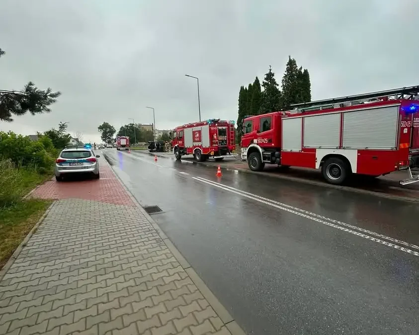 Pożar Forda Focus na parkingu cmentarza w Wolbromiu – interwencja straży
