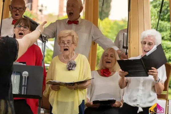 Wakacyjny koncert Chóru Nowe Horyzonty w Wolbromiu – muzyczne popołudnie seniorów