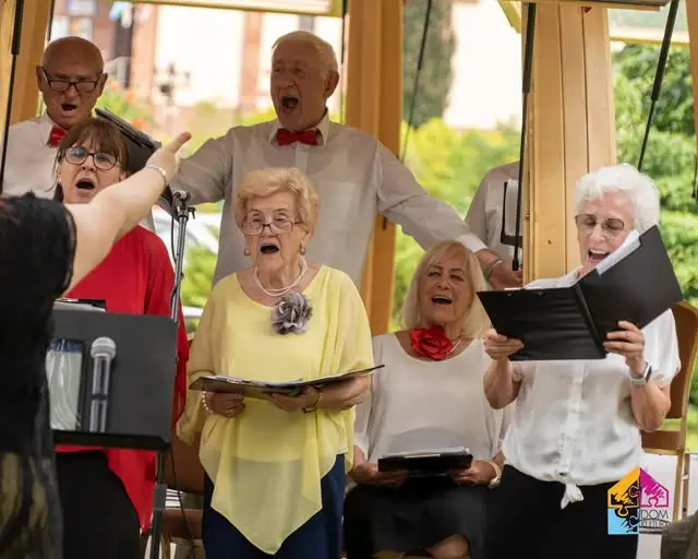 Wakacyjny koncert Chóru Nowe Horyzonty w Wolbromiu – muzyczne popołudnie seniorów