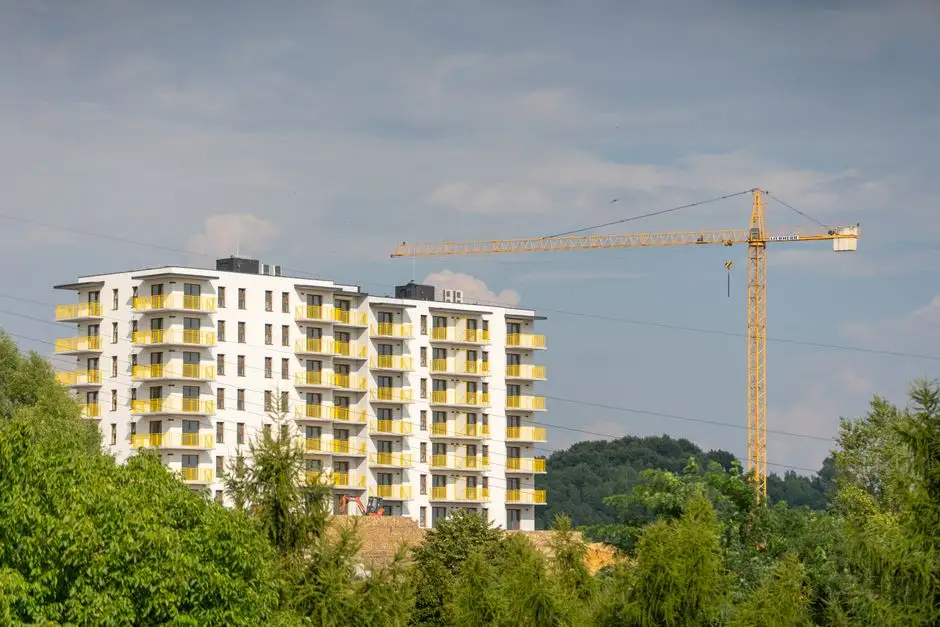 Gmina Wolbrom stawia na mieszkania: miliony z BGK na remonty i nowe lokale
