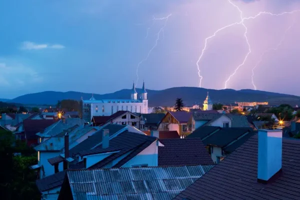 Ostrzeżenie przed burzami w Olkuszu – silny wiatr i grad