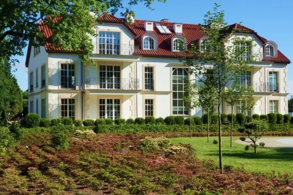 Trzeci przetarg na sprzedaż dawnej szkoły w Trzyciążu – cena wywoławcza 2,494 mln zł