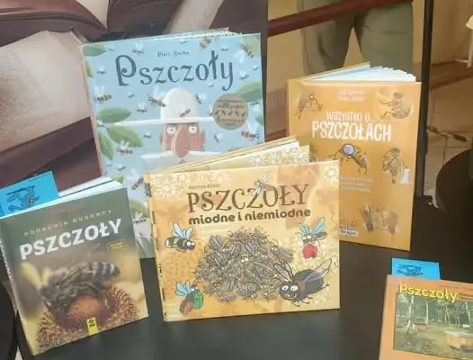 Wakacyjne spotkanie z pszczołami w bibliotece w Bukownie