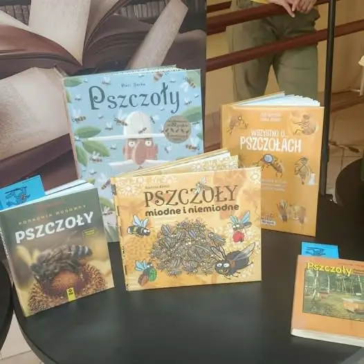 Wakacyjne spotkanie z pszczołami w bibliotece w Bukownie