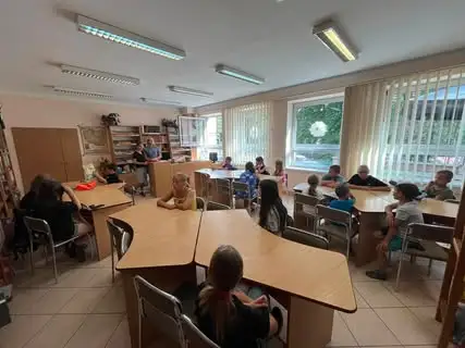 Wakacje z książką: kolorowe kamienie i decoupage w bibliotece