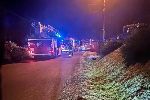 Nocny pożar stodoły w Porębie Górnej – działania strażaków z OSP Wolbrom
