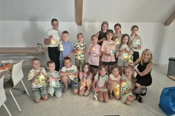 Warsztaty „Lampa w butelce” w BiOAK – kreatywne lato dla dzieci