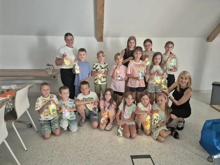 Warsztaty „Lampa w butelce” w BiOAK – kreatywne lato dla dzieci