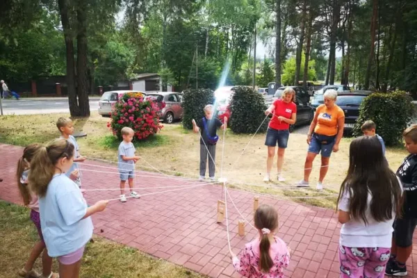 Wakacyjne Podwórko w Bukownie: kolorowe warsztaty plastyczne dla dzieci