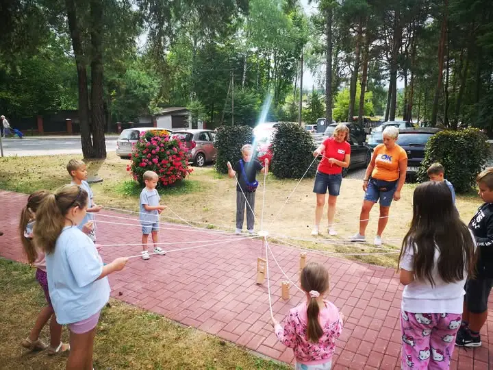 Wakacyjne Podwórko w Bukownie: kolorowe warsztaty plastyczne dla dzieci