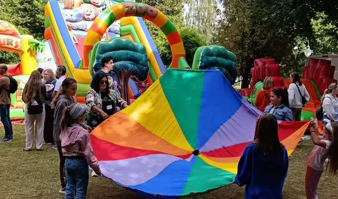 Piknik Rodzinny w Wolbromiu: kolorowe atrakcje i wspólna zabawa