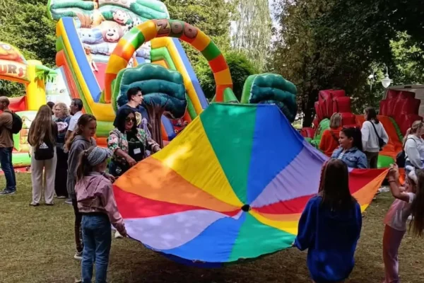 Piknik Rodzinny w Wolbromiu: kolorowe atrakcje i wspólna zabawa