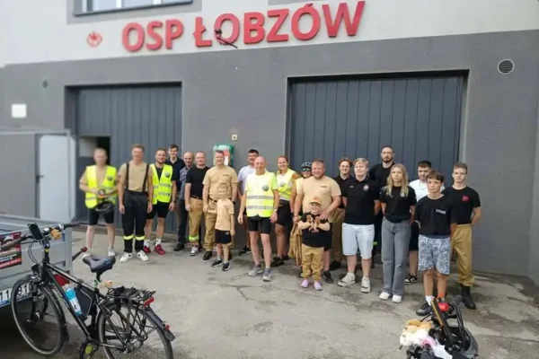 Strażacy z OSP Wolbrom i OSP Dąbrówka połączyli siły w rowerowej akcji charytatywnej dla Kazika Sromka