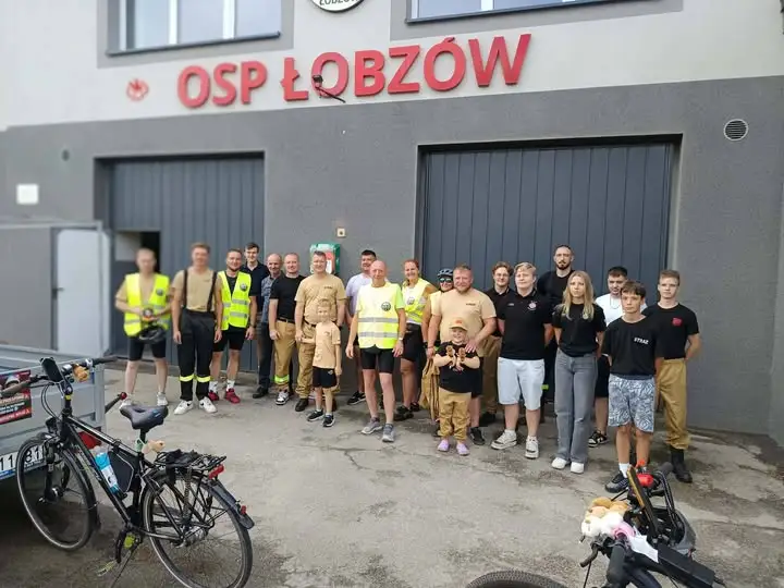 Strażacy z OSP Wolbrom i OSP Dąbrówka połączyli siły w rowerowej akcji charytatywnej dla Kazika Sromka