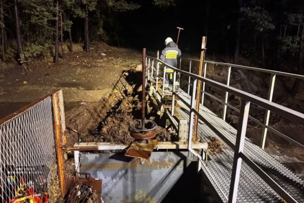 OSP Bukowno Miasto interweniowało przy udrożnieniu cieku wodnego na ul. Spacerowej