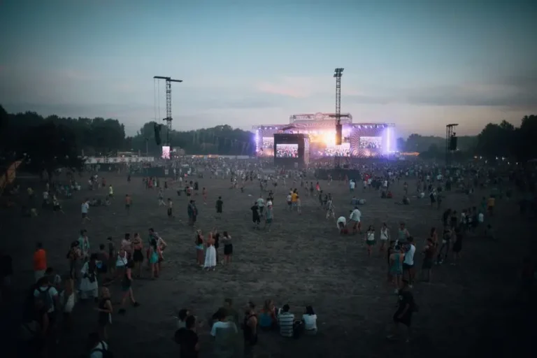Muzyczne pożegnanie lata w Kluczach: koncert zespołów A Może By i Strych