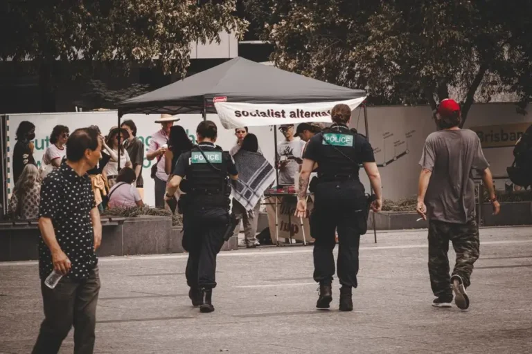 Bezpieczeństwo na słodko – policjanci na Święcie Szarlotki w Sulisławicach