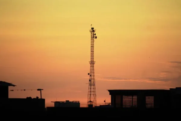 Starosta Olkuski wszczyna postępowanie w sprawie odbudowy masztu na komendzie policji w Kluczach