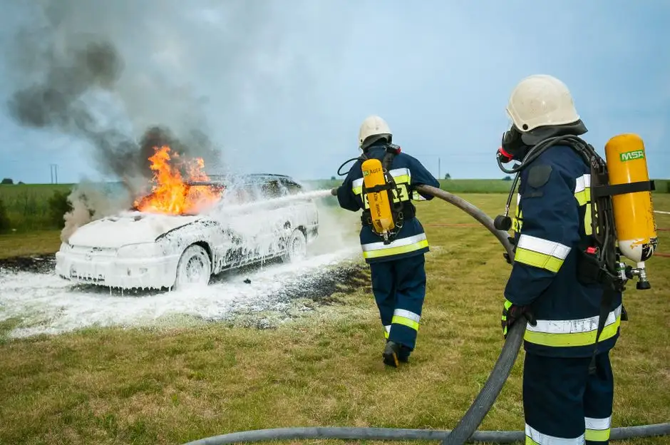 Pożar samochodu na parkingu przy ul. Nowej w Bukownie