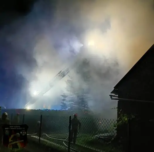 Pożar budynku gospodarczego przy ul. Starczynowskiej – interwencja strażaków