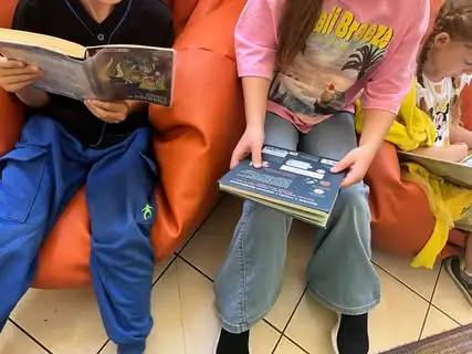 Lekcja biblioteczna w Bukownie: drugoklasiści zostali detektywami