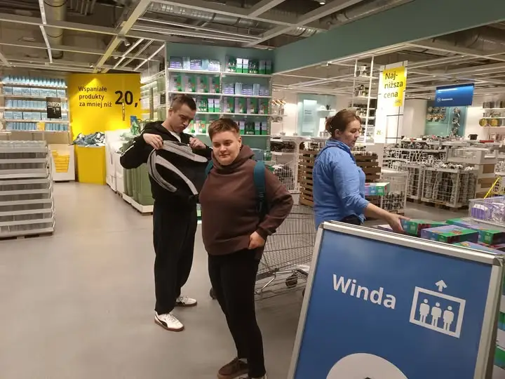 Trening ekonomiczny w IKEA – podopieczni OREW Wolbrom ćwiczyli samodzielność