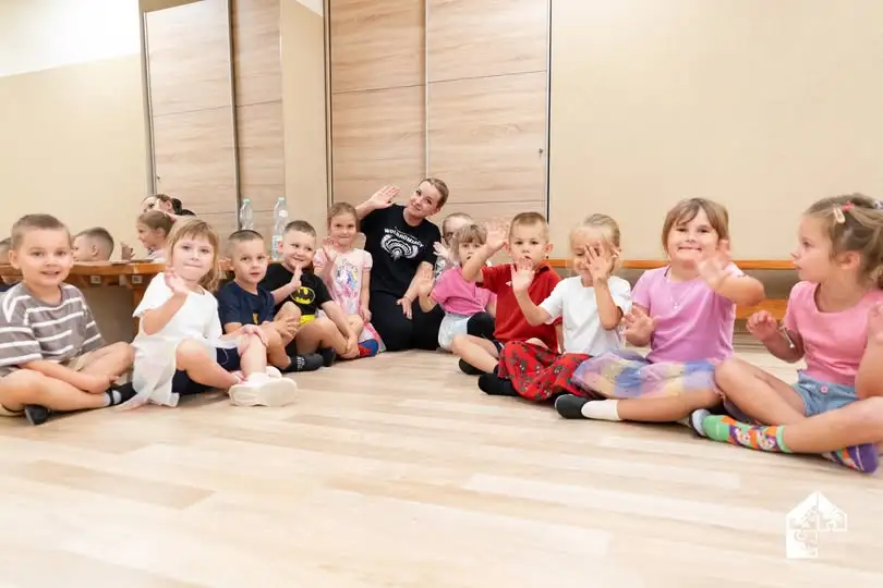 Pierwsze zajęcia JUNIOREK w Wolbromiu – początek tanecznej przygody