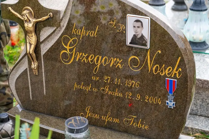 Jaworzno-Szczakowa: insygnia Orderu Krzyża Wojskowego na grobie kpr. Grzegorza Noska