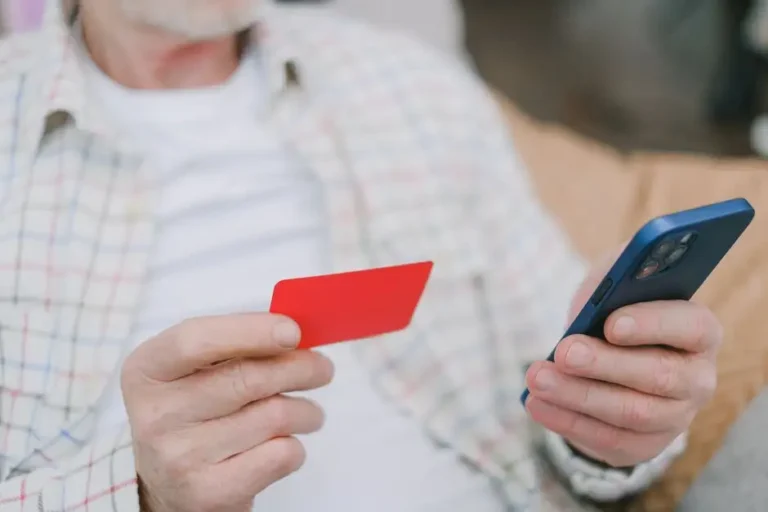 Ogólnopolska Karta Seniora w telefonie – nowa aplikacja mobilna dla osób 60+
