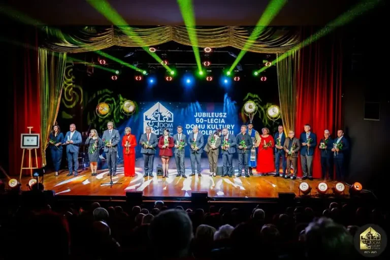 Wolbrom: 50 lat Domu Kultury i statuetki dla przyjaciół kultury
