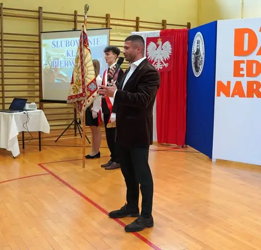 Dzień Edukacji Narodowej w I LO w Olkuszu – ślubowanie pierwszoklasistów i podziękowania dla nauczycieli