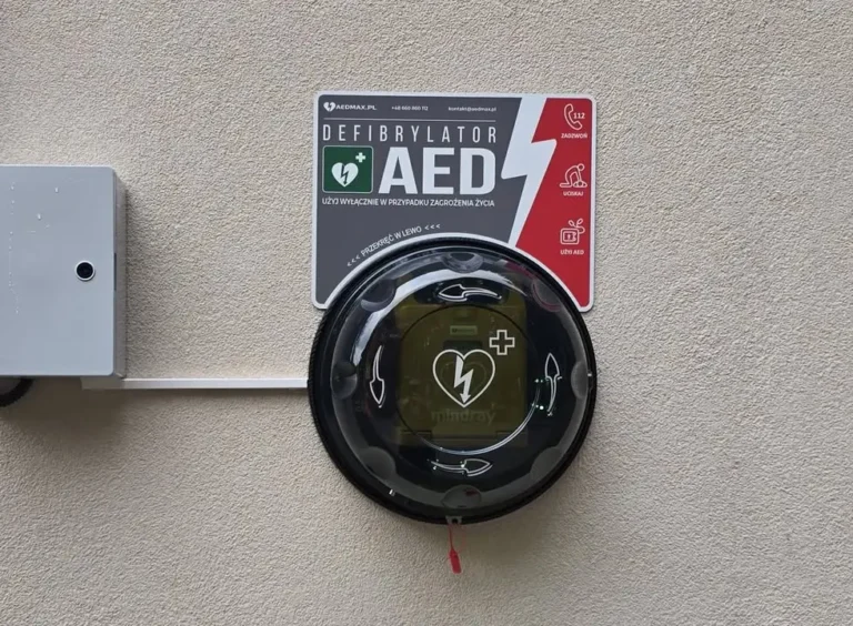 Nowy defibrylator AED w Bukownie – dostępny całą dobę przy targowisku
