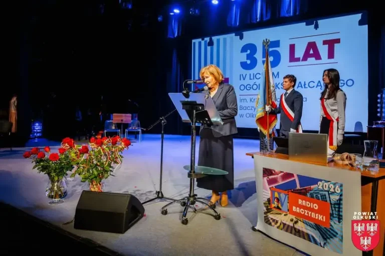 IV LO w Olkuszu świętowało 35-lecie. Wzruszenia, nagrody i jubileuszowy tort
