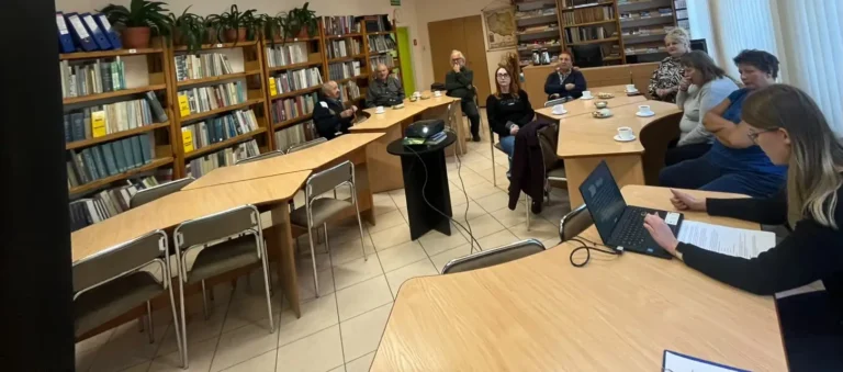 Bukowno: seniorzy odwiedzili bibliotekę – spotkanie pokoleń wokół książki i internetu