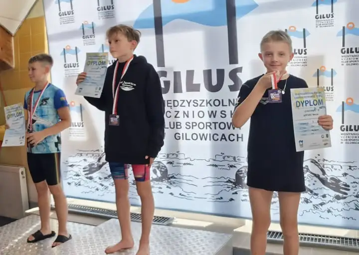 Pływacy z Bukowna z medalami na jesiennych zawodach w Woli